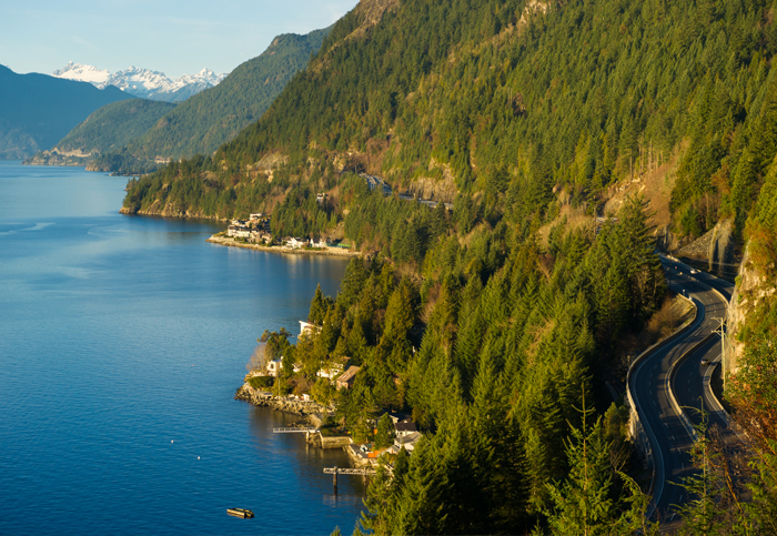 A 99-es autópálya a Howe Sound mentén kanyarog Vancouvertől Squamishig