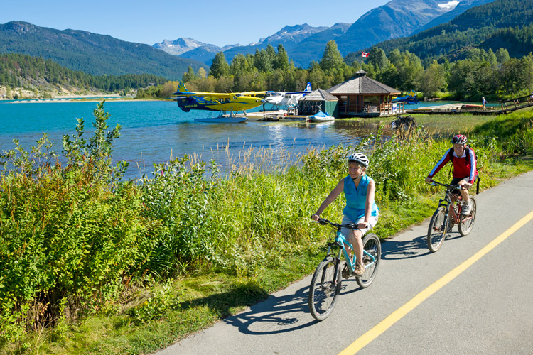 Biciklizés a whistleri Valley Trail-en