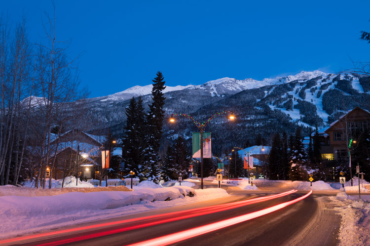 Lorimer Road con la montaña Blackcomb al fondo