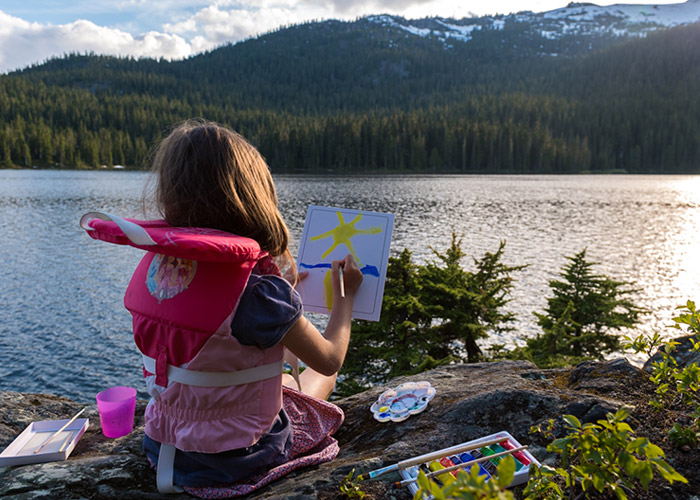 Art class in the great outdoors. 