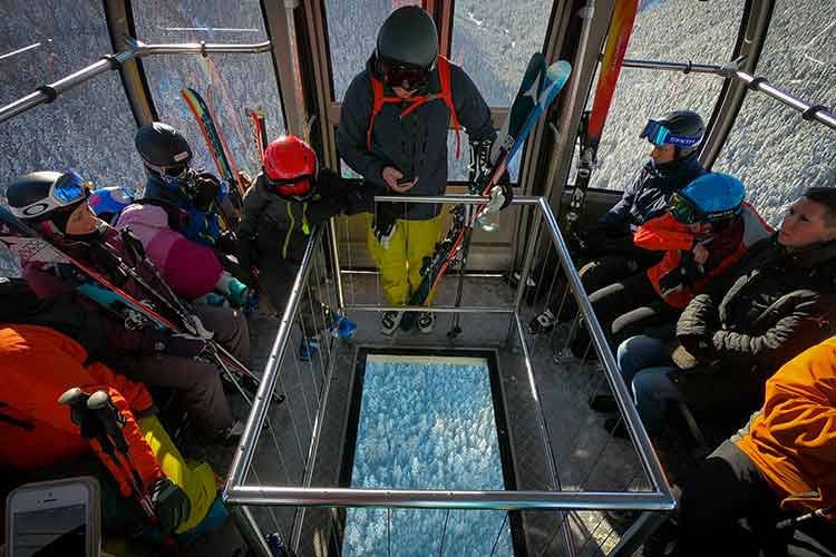 peak 2 peak glass bottomed gondola