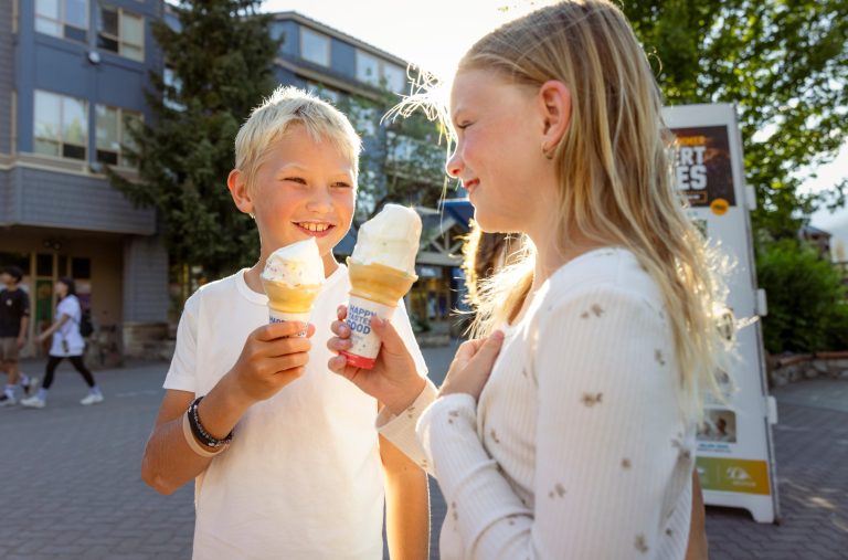 children eating ice cream