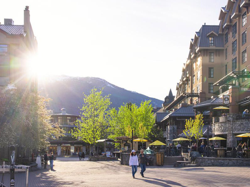 Spring along the Village Stroll in Whistler Village in Whistler, Canadar